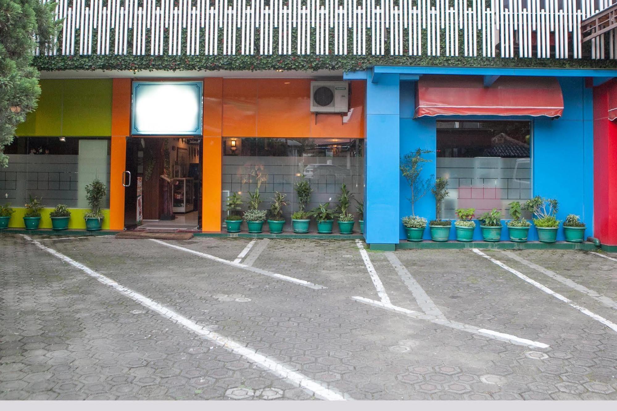 Reddoorz Plus Near Riau Street Bandung Extérieur photo